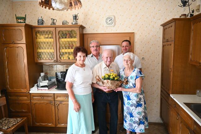 Bild von links: Bgm. Ludmilla Etzenberger, Rudolf Simlinger (Seniorenbund), Stefan &amp; Gertrude Reiter, Siegfried Unterberger (Ortsvorsteher) | Foto: Stadtgemeinde Gföhl