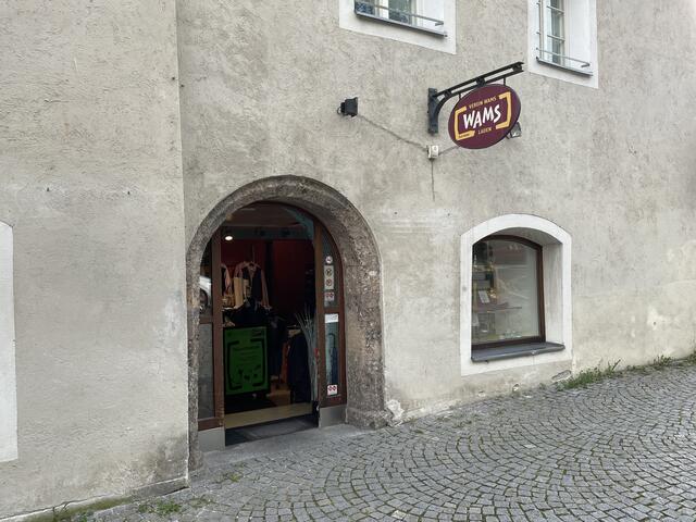 Der Secondhand-Laden in der Salvatorgasse in Hall und der Conrad-Radwerkstatt in Innsbruck droht aufgrund fehlender Förderbudgets die Schließung. | Foto: Kendlbacher
