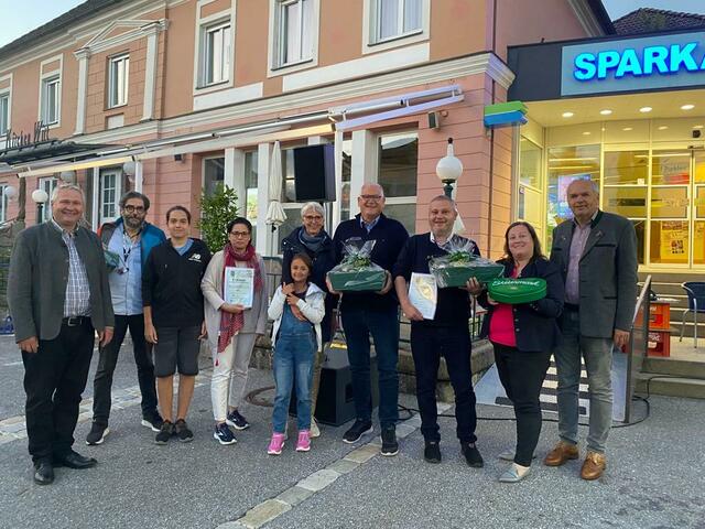 Etliche Familien halten Stubenberg seit 40 Jahren die Urlaubstreue. Dafür gab es jetzt Präsente. | Foto: Gemeinde Stubenberg