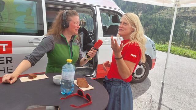 Rollentausch: Brigitte Eckle, die Leiterin des Haus des Wassers, interviewte Radio Tirol Redakteurin Helena Fröhlich (re.) | Foto: ORF Tirol