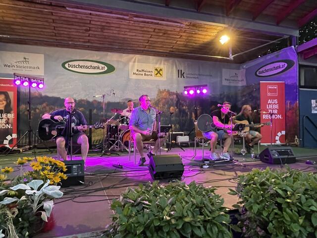 Lolo und die Spritzweintrinker bildeten den gebührenden Abschluss von fünf herrlich sommerlichen Weinwochentagen