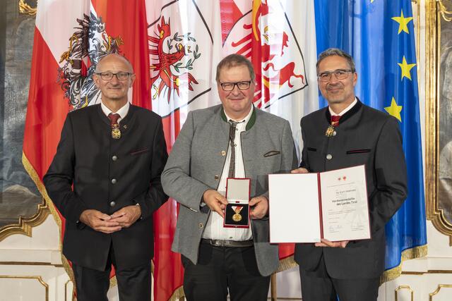Die Landeshauptmänner Anton Mattle und Arno Kompatscher gratulierten Bio-Meistergärtner Erwin Seidemann. | Foto: Land Tirol/Die Fotografen