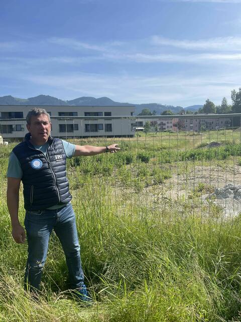 Mürzzuschlags Vizebürgermeister Arnd Meißl vor dem Areal der geplanten Sonderkrankenanstalt. | Foto: FPÖ Steiermark / Könighofer