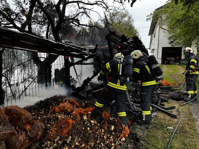 Holzlagerstätte wurde beim Brand völlig zerstört