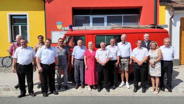 Christian Holzer FF-Abschnittskommandant-Stellvertreter, Gabi Kyncl Ortsvorsteherin, Daniel Haimböck Kommandant-Stellvertreter, Günter Schnötzinger Feuerwehr-Stadtrat, Andreas Scheuer langjähriger Kommandant, Hannes Kyncl Verwalter, Gottfried Helfer neu gewählter Kommandant, Kurt Knoth Unterabschnittskommandant. | Foto: Jürgen Langhammer