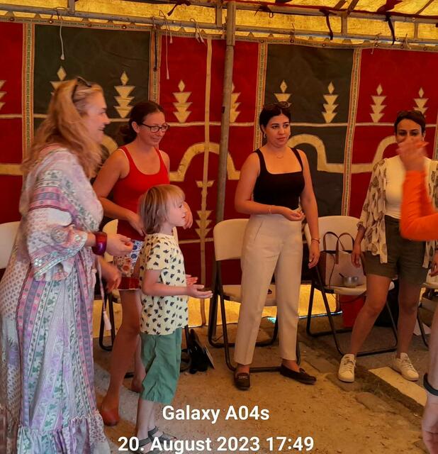 Orange Feather dance meditation with Tatjana Christelbauer participants
ALF pavilion at Festival Theatre Nomades,Brussels, Belgium 2023
 | Foto: Tatjana Christelbauer