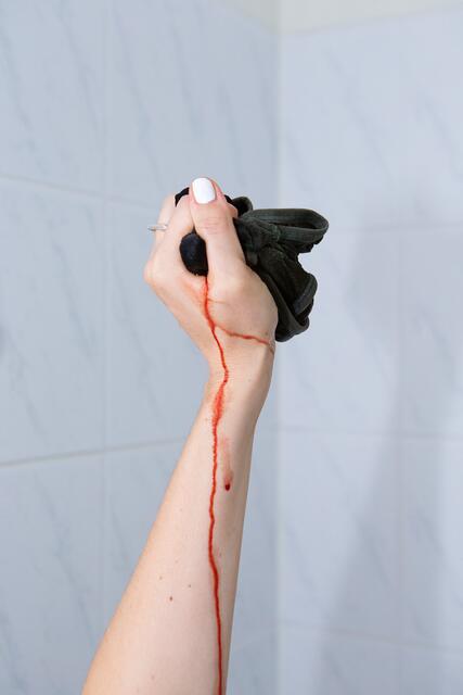 Menstruationsblut wird nicht aufgrund von Gewalt oder Verletzungen vergossen, dennoch ekelt es viele Menschen stark an. Warum ein Tabu aus einem so natürlichen Vorgang machen? | Foto: Lisa Grum