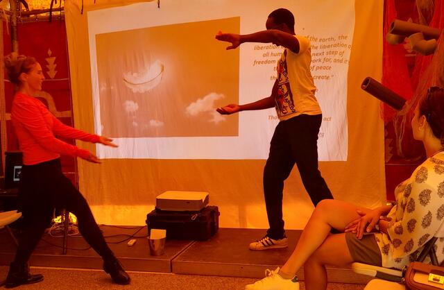 "32 sec acts for transformation with Orange Feather" interactive dance meditation Tatjana Christelbauer
ALF Pavilion Festival Theatres Nomades Brussels, Belgium 2023  | Foto: Tatjana Christelbauer