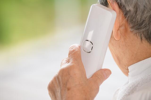 Die beiden unbekannten Anruferinnen forderten eine Kaution in der Höhe von 100.000 Euro von der 82-Jährigen. | Foto: stock.adobe.com/hanafujikan (Symbolfoto)