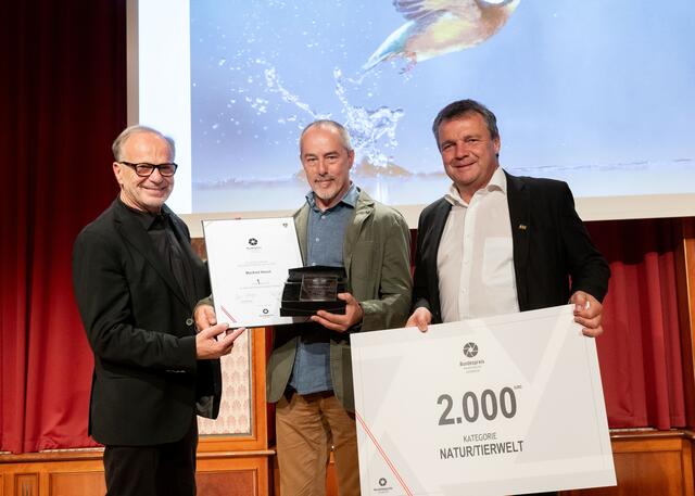 Bei der Siegerehrung (v. l.): Bundesinnungsmeister Heinz Mitteregger, Naturbild-Sieger Manfred Hesch und Landesinnungsmeister Franz Neumayr.  | Foto: Bundesinnung/Schörg