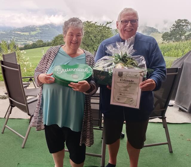 Familie Stiasny wurde für ihre 40-jährige Urlaubstreue gegenüber der Tourismusgemeinde geehrt. | Foto: Gemeinde Stubenberg