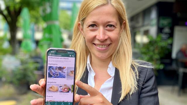 Der Südbahnhofmarkt in Linz, der größte und traditionsreichste der elf Genussmärkte der Stadt, wird zum Vorzeigemarkt Österreichs in Sachen Digitalisierung. Seit Mitte Juni gibt es mit „SBHM.Digital“ eine eigene App. Diese bietet nicht nur Informationen zur Geschichte und den Öffnungszeiten des Marktes, sondern ermöglicht es den Besuchern auch, sich über aktuelle Events, Aktionen, Mittagsmenüs und saisonale Spezialitäten zu informieren. Darüber hinaus sollen mit den digitalen Services neue und jüngere Kundengruppen gewonnen werden. Die Beschicker des Marktes können sich hier kostenlos präsentieren. Über ihr eigenes Profil in der App ist es möglich, die Kunden in Echtzeit über aktuelle Angebote oder Öffnungszeiten zu informieren.  | Foto: Stadt Linz
