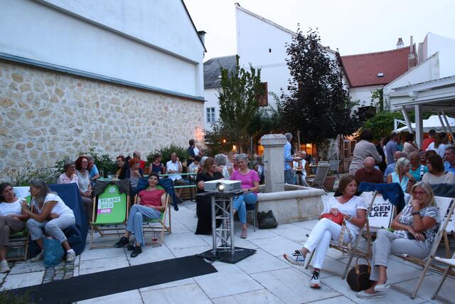 Volles Haus im Weinschwein Eisenstadt beim Sommerkino der Grünen.  | Foto: Sabine Jandl-Jobst