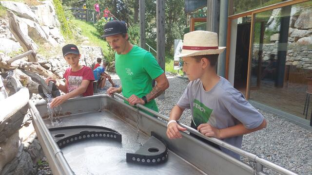 Spielerisch konnten die Besucher im Haus des Wassers das Element Wasser in all seinen Facetten kennenlernen. | Foto: ORF Tirol