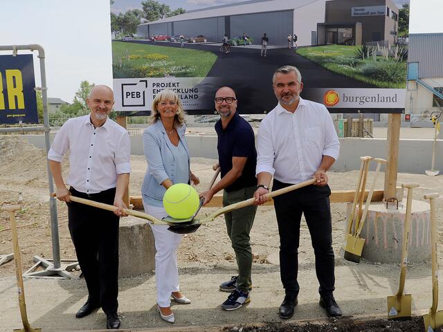 Vizebürgermeister Heinz Josef Zitz, Bürgermeisterin Elisabeth Böhm, UTC-Obmann Thorsten Aumüller und Landesrat Heinrich Dorner beim Spatenstich der neuen Tennishalle in Neusiedl am See | Foto: LMS Burgenland