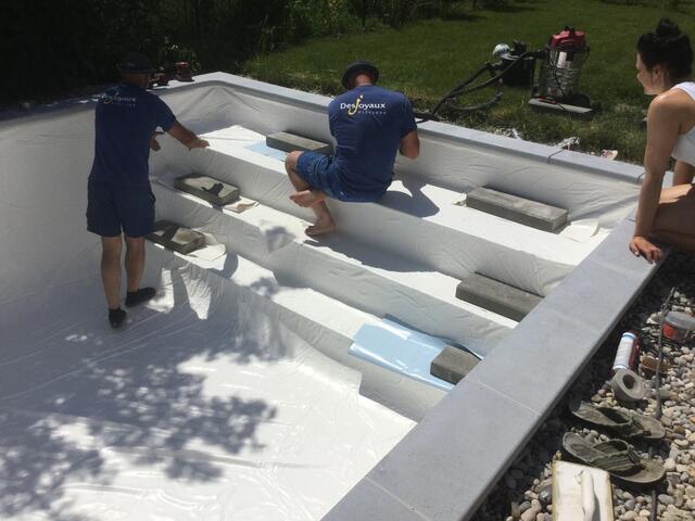 Verlegen der Plane für einen Pool in der Hitze. | Foto: Desjoyaux Pools