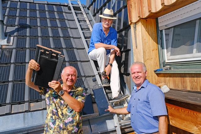 Ortsbildverträgliche Energieautarkie wurde in der Spechtgasse vorbildlich umgesetzt. v.l.: Bürgermeister Hans Stefan Hintner, Bauherr DI Hubert  Rinner und Christian Bauer von EDS.

  | Foto: Stadtgemeinde Mödling / Boeger