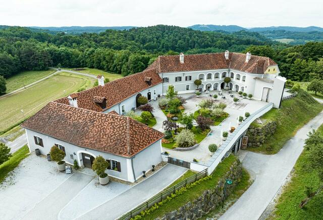 Auf Schloss Tabor in Neuhaus am Klausenbach hat "Lache Bajazzo!" unter der künstlerischen Leitung von Intendant Martin Weinek am Donnerstag, dem 31. August, Premiere. | Foto: Kulturbetriebe Burgenland