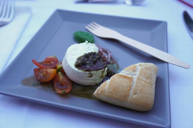 Gang 2: Frischkäseterrine mit Kürbiskernpesto | Foto: Löschnig