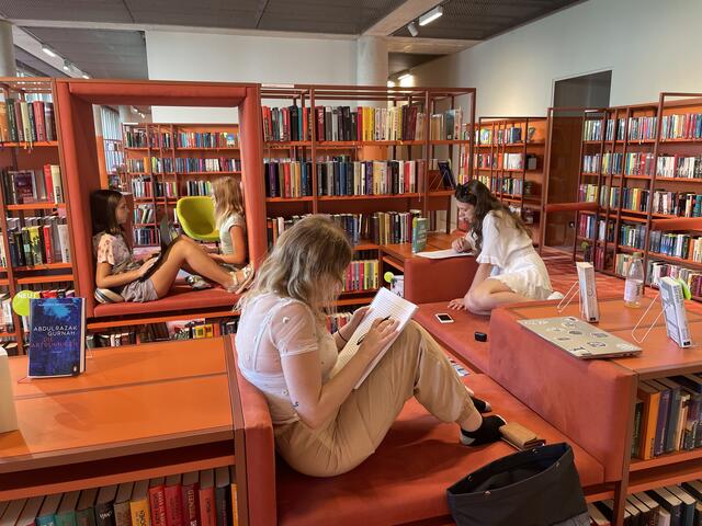 Die Stadtbibliothek bot den idealen Ort für die kreative Truppe: Mit vielen gemütlichen Platzerln zum Austauschen, Schreiben und Lektorieren.  | Foto: RegionalMedien Steiermark