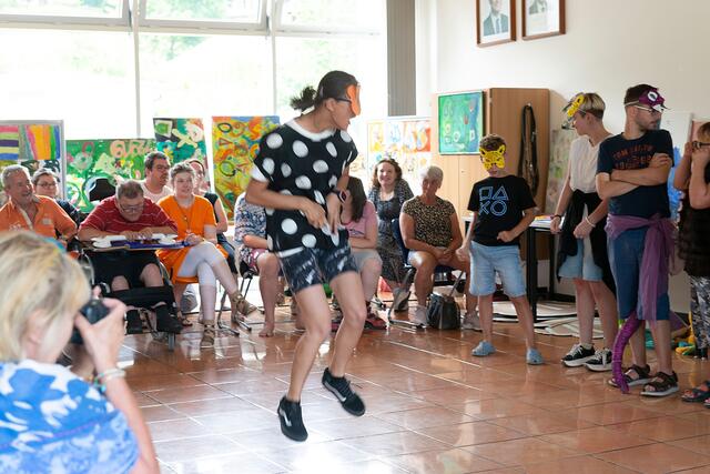 16 Beschäftigte der Lebenshilfe-Werkstätte Bad Ischl waren bei der Sommerakademie vom Kiwanis Club Bad Ischl dabei.  | Foto: Lebenshilfe OÖ