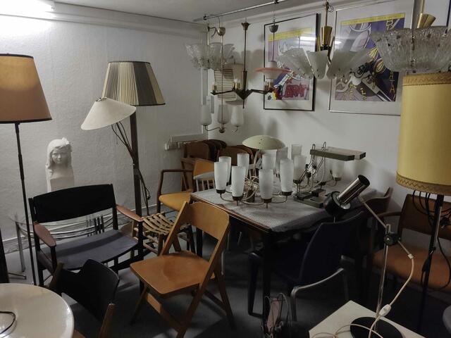 Farbenfrohe Uhren und Lampen, dekorative Teeservices oder exklusives Sitzmobiliar - all das gibt es im "Stereogram" zu kaufen.  | Foto: Patricia Kornfeld