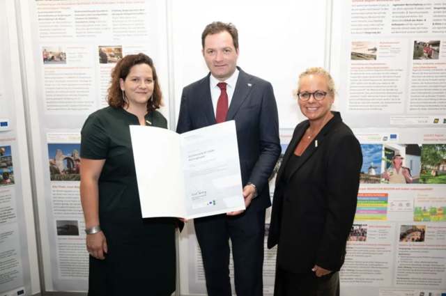 Römerland Carnuntum Obfrau Daniela Koller, Bundesminister für Landwirtschaft, Regionen und Tourismus Norbert Totschnig, und RLC Geschäftsführerin Gabriele Preisinger | Foto: Rene Hemerka, Bundesministerium