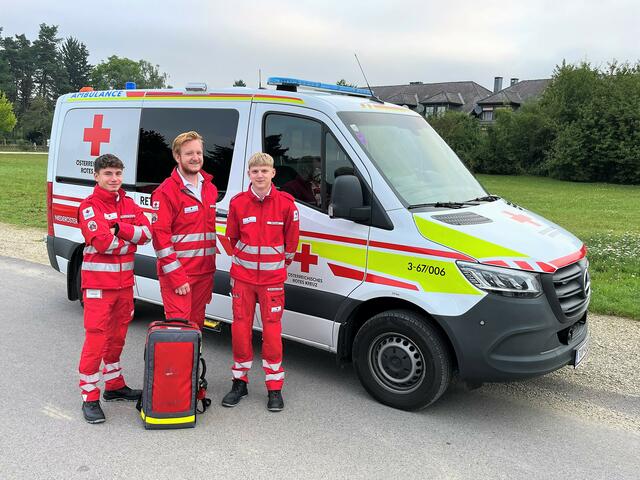 Christian Weidinger, Florian Schallaböck und Nico Lendl leisten derzeit den Zivildienst an der Bezirksstelle Neulengbach. Die Ausbildung zum Sanitäter haben sie bereits abgeschlossen und unterstützen nun tatkräftig im Rettungs- und Krankentransportdienst.


Fotocredit: RKNÖ / Neulengbach

 | Foto: RKNÖ / Neulengbach