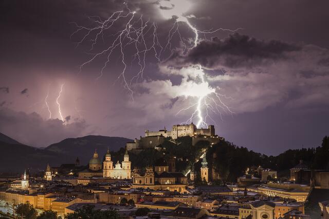 Da kracht es gerade ordentlich über der Stadt Salzburg. Ein Blitz entsteht durch ganz viel Reibung zwischen Wassertropfen. | Foto: Regionaut Walter Hirzinger
