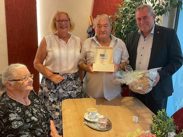Maria Swoboda, Vizebürgermeisterin Heide Lamberg, Jubilar Herbert Swoboda und Bürgermeister Bernhard Karntahler bei der Geschenkübergaben. | Foto: Gemeinde Lanzenkirchen