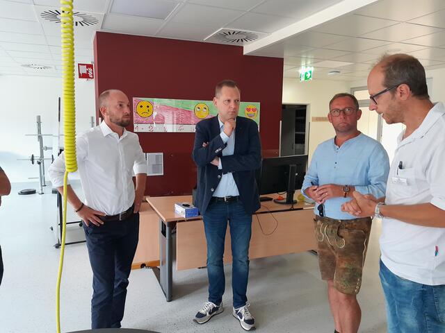 David Egger, Philip Kucher, Bischofshofens Bürgermeister Hans-Jörg Obinger und der ärztliche Leiter des Rehazentrums Bad Hofgastein, Primar Martin Pelitz (v.l.). | Foto: SPÖ Salzburg