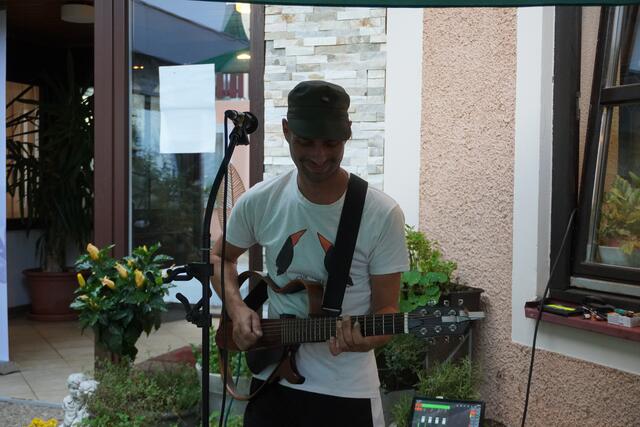 Der "Aloneunderholder" Gernot Fraiss unterhielt die Gäste. | Foto: Löschnig