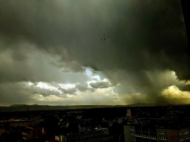 Gewìtterzelle über dem Schwarzatal, eine Gewitterwolke ist mindestens vier Kilometer hoch. | Foto: Manfred Doppler