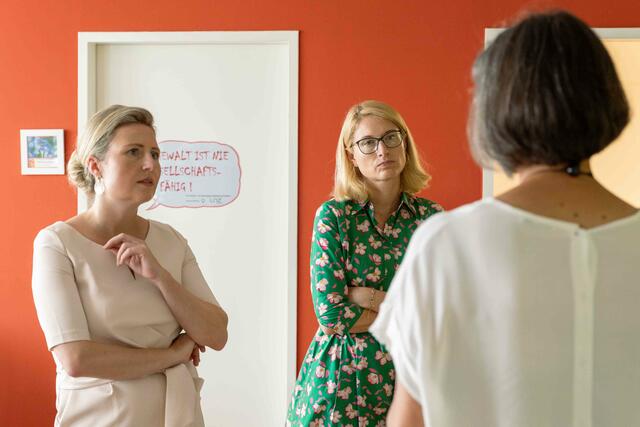 Von links: Bundesministerin Susanne Raab, LH-Stv.in Christine Haberlander, Geschäftsführerin Angelika Heinzl-Handl. | Foto: Land OÖ/Margot Haag