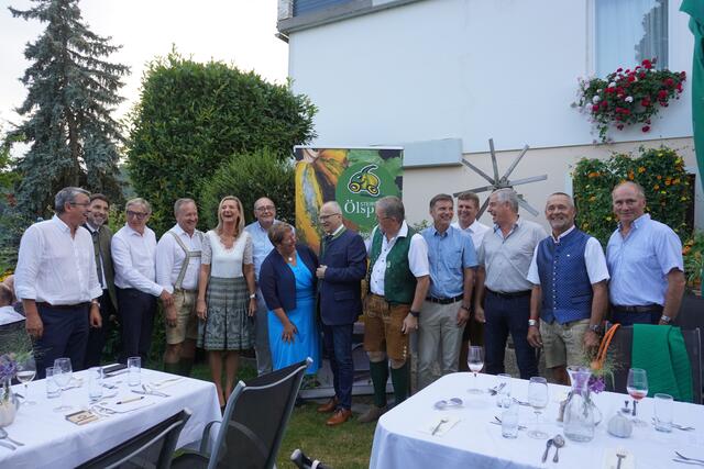 Sichtbar gute Laune bei den Ehrengästen der Eröffnungsfeier. | Foto: Löschnig