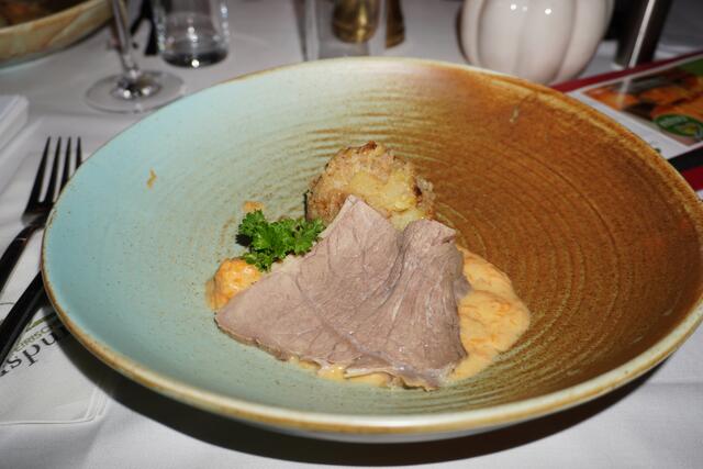 Gang 6: Gekochtes Rindfleisch mit Kürbisgemüse &amp; Röstkartoffeln | Foto: Löschnig