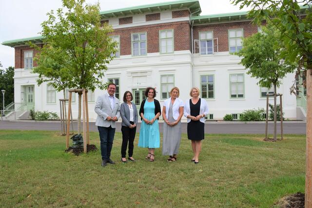 Bürgermeister Christian Haberhauer; Direktorin Regina Bauer, MBA; Direktorin Manuela Mayer, BSc; Geschäftsführerin Dr. Gabriele Polanezky; Bildungsstadträtin Doris Koch, MSc. | Foto: Stadtgemeinde Amstetten