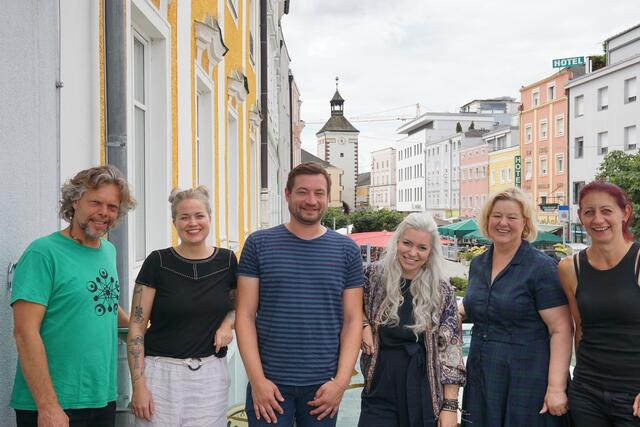 Von links: Helmut Peitbuchner (Geschäftsführer und Koch Restaurant Heli`s, Schriftführer); Eva De Michele (Geschäftsführerin Pizzeria De Michele, Obfrau Stellvertreterin); Sebastian Thon (Lebenshilfe OÖ, Schriftführer Stellvertreter); Katrin Petrovic (Geschäftsführerin REH-GAL, Obfrau Stellvertreterin); Manuela Koch (Lebenshilfe OÖ, Kassiererin); Petra Wimmer (Obfrau) | Foto: Kleinstadtbiotop