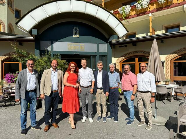 LR Cornelia Hagele hier mit den Stubaier Bürgermeistern und Ortsobleuten | Foto: VP Tirol