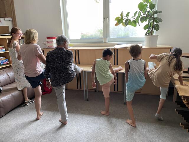 Zwischen dem Lernen gab es Bewegungseinheiten. | Foto: Hollabrunner Lerntafel