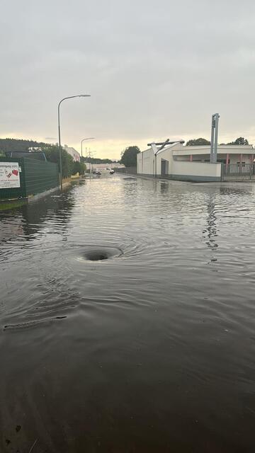 Die betroffene Straße wurde abgesperrt und das Wasser zum Abfließen gebracht | Foto: Freiwillige Feuerwehr Neudörfl