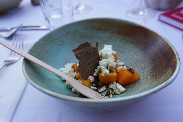 Gang 1: Marinierter Kürbis mit Schafkäse &amp; Kürbiskern-Krokant | Foto: Löschnig