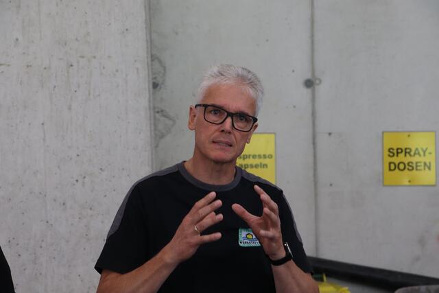 GF der Umweltwerkstatt Landeck Bernhard Weiskopf stellt den Aspekt des Schutzes der Umwelt in den Fokus: "Das Sortieren wird erleichtert und recyelbare Stoffe gelangen weniger schnell im Restmüllcontainer." | Foto: Elisabeth Neuner