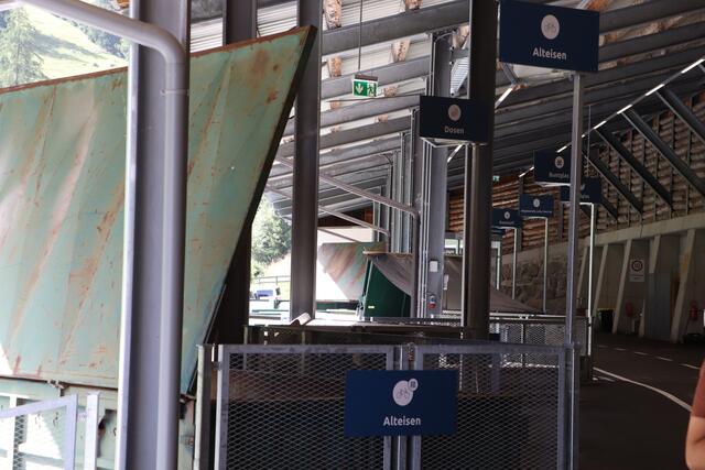 Einige Container sind mit einer Waage ausgestattet, die automatisch die entsprechenden Gebühren des abgeladenen Mülls auf der Karte speichert. Die gebührenpflichtigen Container sind mit Rolltoren ausgestattet, die wieder mittels Karte geöffnet werden können. | Foto: Elisabeth Neuner