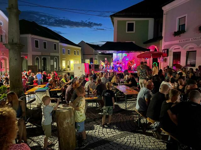 Die BesucherInnen des Dämmerschoppens genossen die guter Musik. | Foto: Timo Wienert