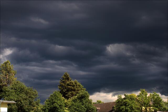 Gewitter kommen meist gemeinsam mit Regen und Wind, deshalb sind die Wolken auch oft sehr dunkel. | Foto: Kurt Nöhmer