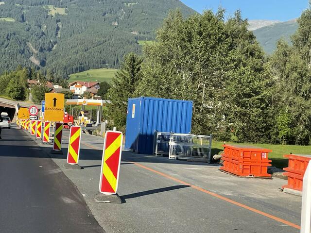 Schönberg geradeaus! Die Abfahrt von der A13 bleibt hier bis Anfang Oktober gesperrt! | Foto: Kainz