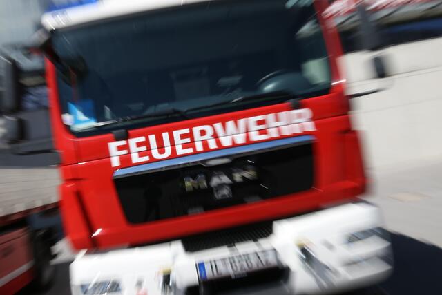 Als die alarmierte Berufsfeuerwehr vor Ort eintraf, standen die beiden Autos quer über die Fahrbahn. (Symbolfoto) | Foto: LFV