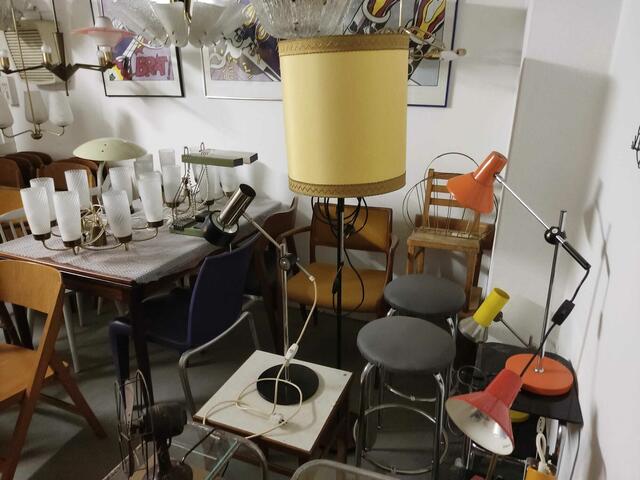 Farbenfrohe Uhren und Lampen, dekorative Teeservices oder exklusives Sitzmobiliar - all das gibt es im "Stereogram" zu kaufen.  | Foto: Patricia Kornfeld