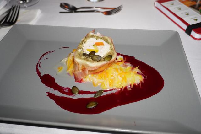 Gang 5: Hendlbrüstl im cremigen Kürbiskernbrotmantel &amp; Wurzelgemüse | Foto: Löschnig